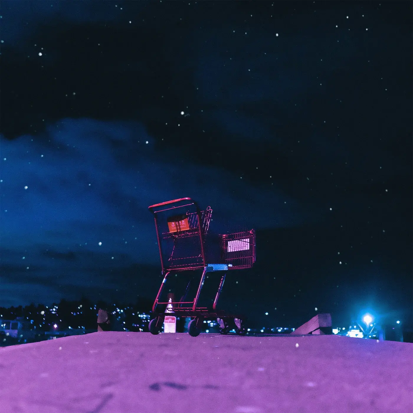 Ein Einkaufswagen steht auf auf einem lila farbenden Planeten und schaut in den dunkel blauen Sternenhimmel.